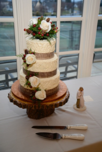 white wedding cake with white roses and Christmas decor